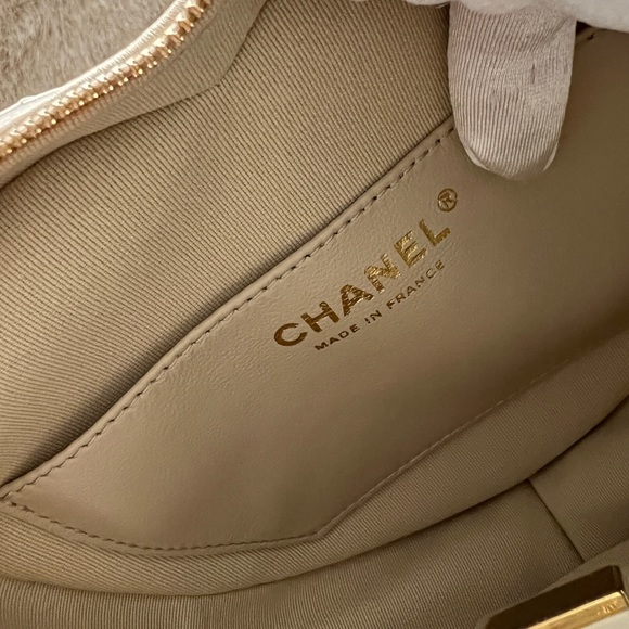 Auth Chanel 22s Large Gold Heart Bag - BNIB - Picture 10 of 12